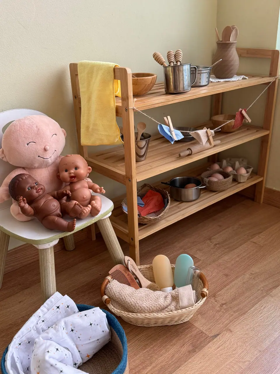 Imagen del estudio de Yacarandar con varios objetos artísticos
