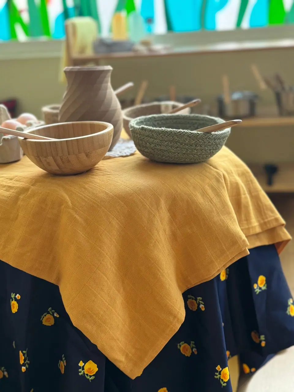 Imagen del estudio de Yacarandar con varios objetos artísticos